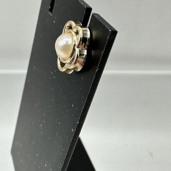 Gold Tone Flower Brooch Faux Pearl Center Lapel Pin Back Collar Loops Classic - Picture 4 of 8